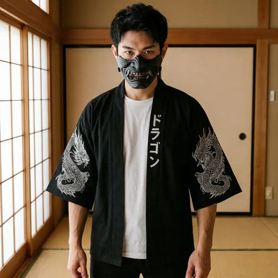 Haori Dragon llevado por un hombre en una habitación japonesa tradicional, vista frontal