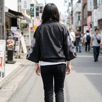 Haori Dragon llevado por una mujer en una habitación japonesa tradicional