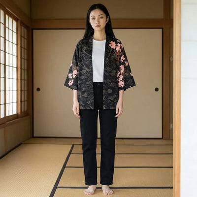 Mujer con chaqueta haori dragón en una sala washitsu con tatami y shoji
