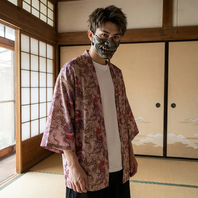 Hombre con haori dragón en una sala japonesa washitsu con puertas shoji, vista frontal de cintura hacia arriba