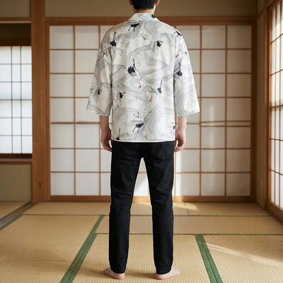 Vista trasera de un haori blanco mostrando el diseño completo de la espalda