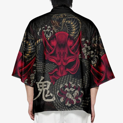 Hombre vestido con un haori kimono yokai inspirado en los espíritus oni tradicionales japoneses, con diseños misteriosos y artísticos con kanji y flor de la muerte