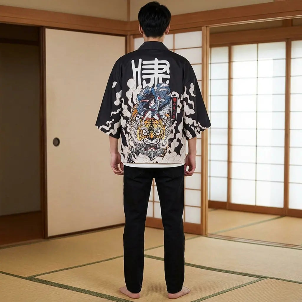 Vista trasera de un haori con estampado japonés en una habitación washitsu, mostrando el diseño completo de la espalda