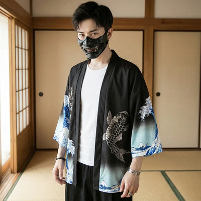 Hombre con haori estampado de ola en una sala washitsu japonesa con paneles shoji, vista frontal de cintura para arriba