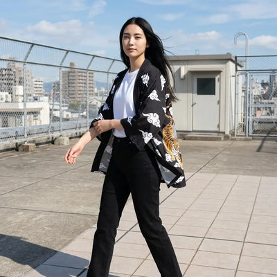 Haori con estampado de tigre paseando por una azotea de la ciudad