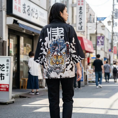 Mujer vista de espaldas con un haori harajuku en una calle de Japón