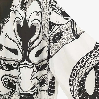 Primer plano del tejido y la manga del haori hannya mujer