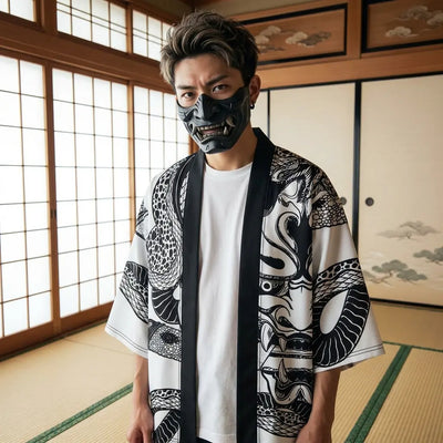 Mujer luciendo un haori Hannya en una sala washitsu japonesa con paneles shoji, vista frontal desde la cintura