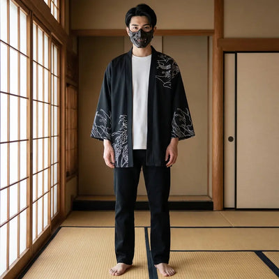 Hombre luciendo un haori Hannya Oni en una sala japonesa tradicional