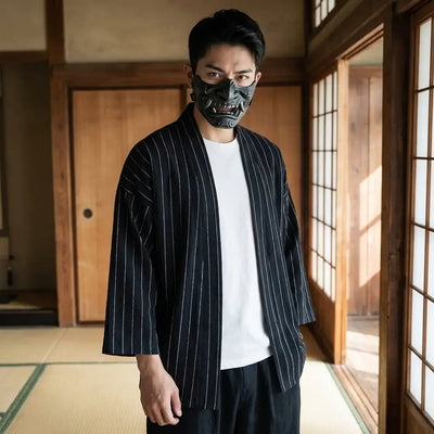 Chaqueta Kimono Haori llevado por un hombre en una habitación japonesa tradicional, vista frontal