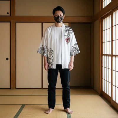 Kimono Oni llevado por un hombre en una habitación japonesa tradicional, vista frontal