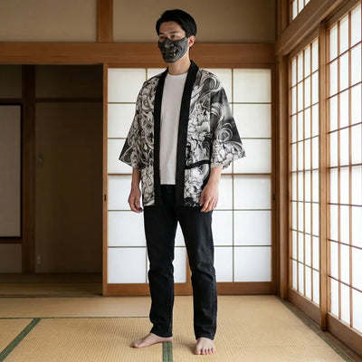 Chaqueta Kimono Haori llevado por un hombre en una habitación japonesa tradicional, vista frontal
