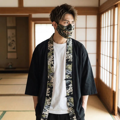Hombre con haori kimono japonés en una sala washitsu con paneles shoji, vista frontal desde la cintura