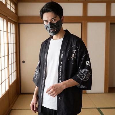Hombre con haori kanji hombre en una habitación washitsu japonesa con paneles shoji