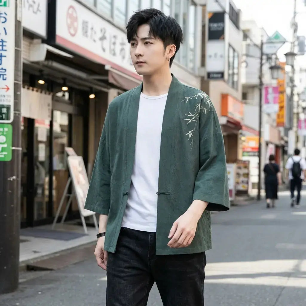 Chaqueta Kimono Haori llevado por un hombre en una habitación japonesa tradicional, vista frontal
