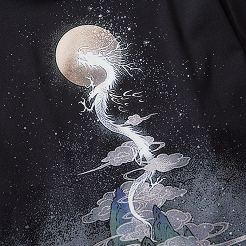Estampado de dragón y luna llena sobre tela negra de un haori kimono