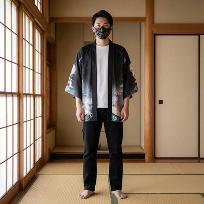 Hombre luciendo un haori kimono en una sala tradicional japonesa washitsu, vista frontal