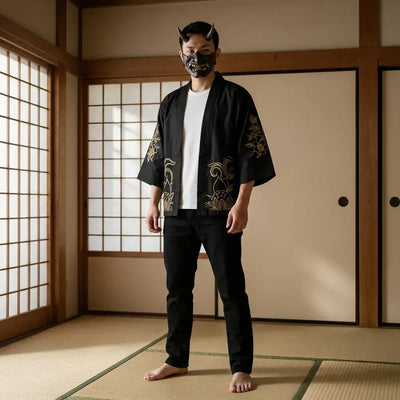 Haori Kitsune llevado por un hombre en una habitación japonesa tradicional, vista frontal