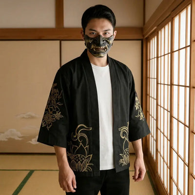Haori Kitsune llevado por un hombre en una habitación japonesa tradicional, vista frontal