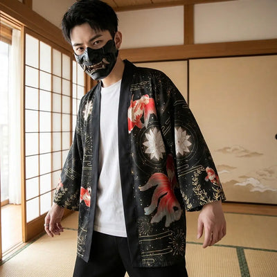 Hombre con haori koi en una sala washitsu japonesa con paneles shoji
