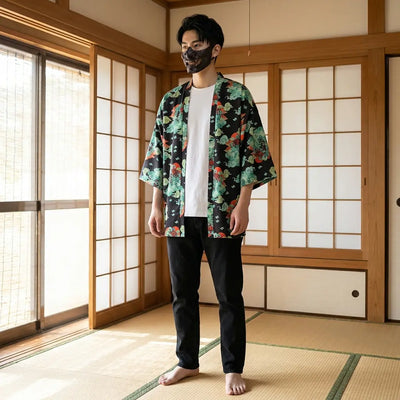 Hombre con un haori Kumo en una habitación japonesa washitsu tradicional, vista frontal