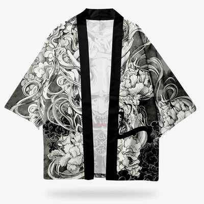 Hombre vistiendo chaqueta kimono haori de estilo japonés sobre look casual