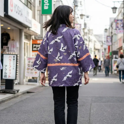 Haori Tokyo llevado por una mujer en una habitación japonesa tradicional