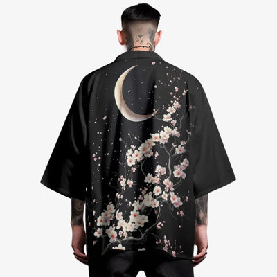 Hombre vestido con un haori luna con motivos lunares sutiles y flores de sakura estampadas, combinando elegancia celestial con moda tradicional japonesa