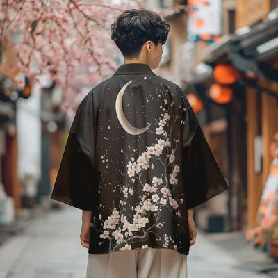 Hombre vestido con un haori estilo kimono luna con diseños inspirados en la luna y flores de cerezo sakura, combinando tradición y belleza celestial