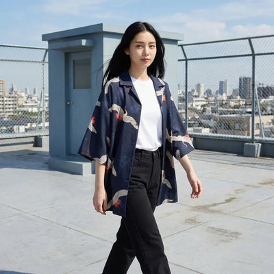 Haori de manga corta y ancha con estampado de grullas fotografiado en una azotea
