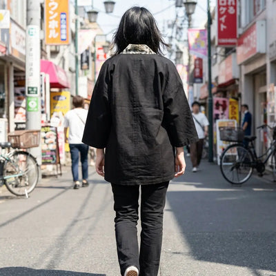 Mujer vista de espaldas con un haori kimono japonés en una calle de Harajuku