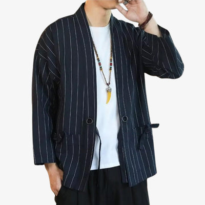 Hombre luciendo una chaqueta kimono moderna de estilo japonés