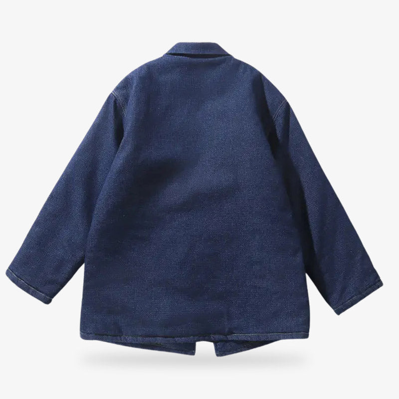 Haori azul con diseño minimalista en índigo profundo, combinando tradición y modernidad