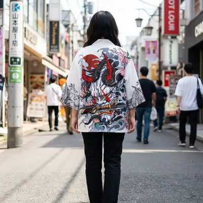 Kimono Oni llevado por una mujer en una habitación japonesa tradicional