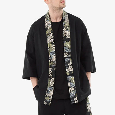 Haori negro estilo chaqueta con las manos en los bolsillos y camiseta negra