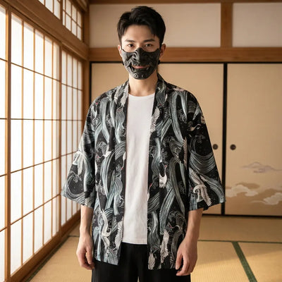 Hombre con un haori negro con grullas en una habitación washitsu japonesa, vista frontal de cintura para arriba