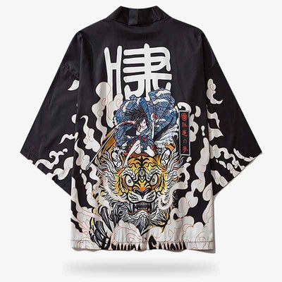Chaqueta haori negra con estampado gráfico de una guerrera samurai japonesa sobre un tigre, rodeada de diseños de nubes