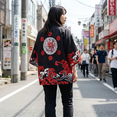 Mujer vista de espaldas con un haori negro en una calle de Harajuku