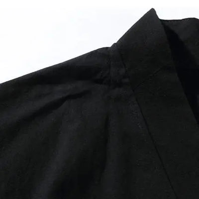Primer plano del tejido y la manga del haori negro hombre
