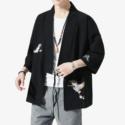 Haori Negro Hombre llevado por un hombre en una habitación japonesa tradicional, vista frontal