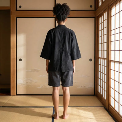 Haori negro hombre espalda con caída de tela