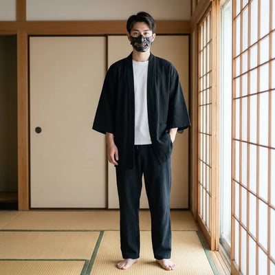 Haori negro frontal sobre hombre con look casual
