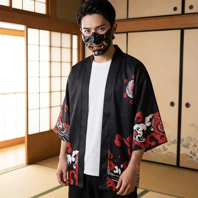 Hombre con un haori negro en una habitación washitsu japonesa con paneles shoji, vista frontal de cintura para arriba