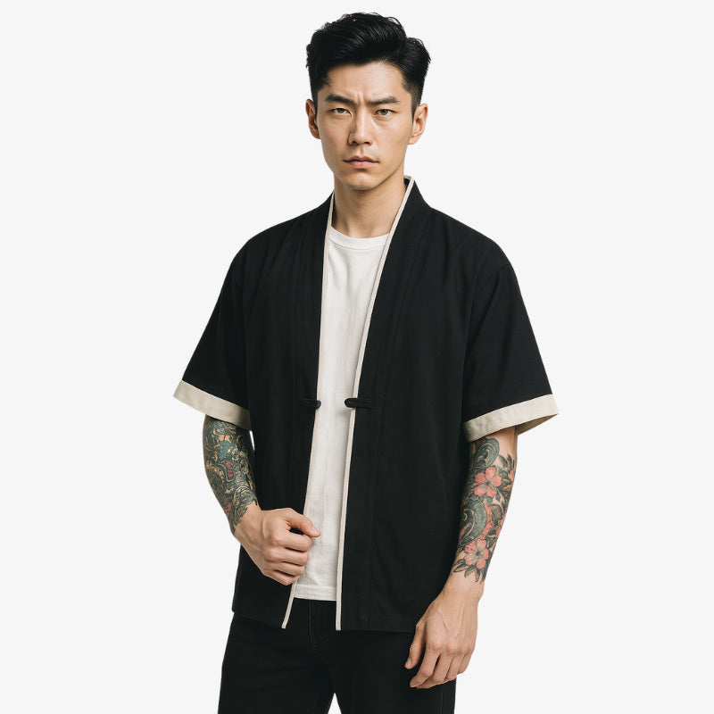 Hombre con haori negro y traje tradicional japonés blanco sobre fondo liso