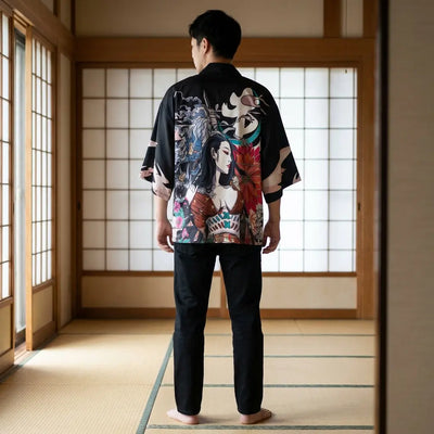 Vista trasera de un haori negro en una sala washitsu, mostrando el diseño completo de la espalda