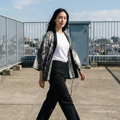 Haori oni mujer con estampado de olas y máscara sobre una azotea