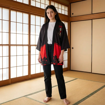 Haori oni mujer con estampado rojo y negro, sobre tatami