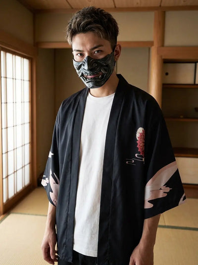 Hombre con un haori oni samurai en una sala washitsu japonesa con puertas shoji, vista de cintura para arriba