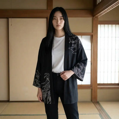 Haori plateado con motivo oni visto de frente contra paneles shoji