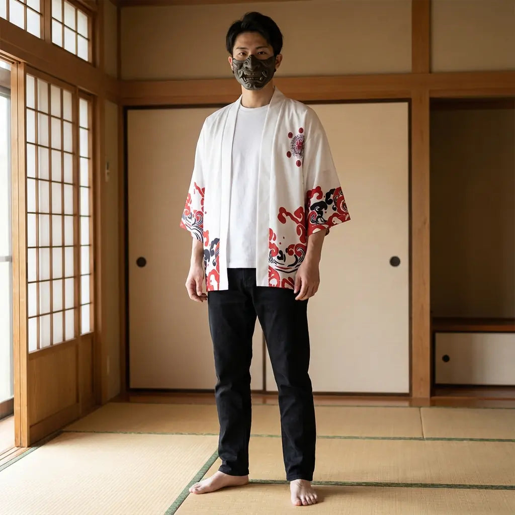 Hombre con un haori rojo en una habitación tradicional washitsu japonesa, vista frontal